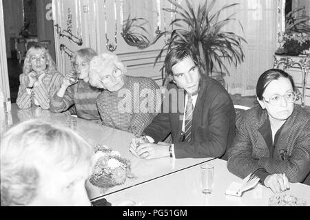 Teilnehmer einer Konferenz der Experten in Böhmen der Tschechischen Akademie der Wissenschaften auf der Prager Burg. Zweiter von rechts ist der Übersetzer Michael Heinrich Heim, zweiter von links, Susanna Roth. Bohemistics ist das Feld der Geisteswissenschaften, die Forschungen der tschechischen Sprache und Literatur. Stockfoto