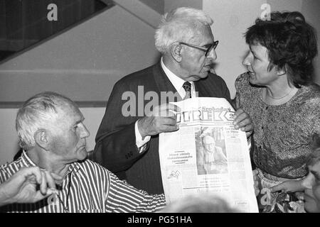Bohumil Hrabal (links) und Josef Hirsal (Mitte) bei einer Feier von Hirsal's Geburtstag. Stockfoto