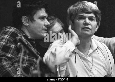 Pressekonferenz mit Dany Nemcova (co-Unterzeichner der Charta 77), Jiri Dienstbier (später der tschechische Außenminister) und Vaclav Maly (später Weihbischof von Prag). Stockfoto