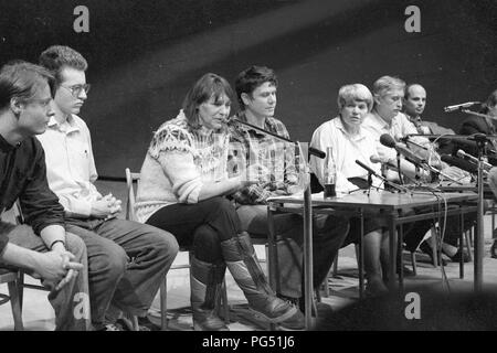 Pressekonferenz mit Dany Nemcova (co-Unterzeichner der Charta 77), Jiri Dienstbier (später der tschechische Außenminister) und Vaclav Maly (später Weihbischof von Prag). Stockfoto
