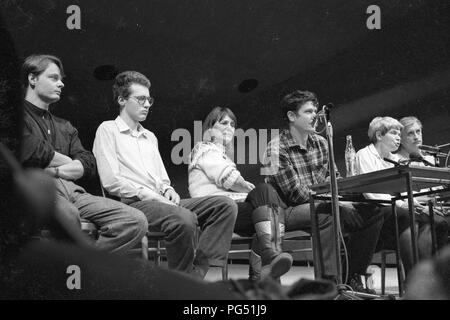 Pressekonferenz mit Dany Nemcova (co-Unterzeichner der Charta 77), Jiri Dienstbier (später der tschechische Außenminister) und Vaclav Maly (später Weihbischof von Prag). Stockfoto