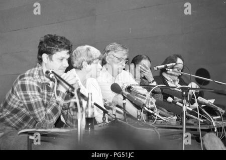 Pressekonferenz mit Dany Nemcova (co-Unterzeichner der Charta 77), Jiri Dienstbier (später der tschechische Außenminister) und Vaclav Maly (später Weihbischof von Prag). Stockfoto