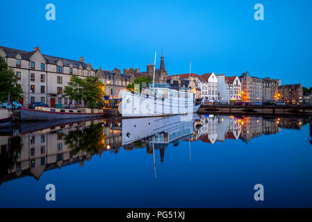 Nachtansicht von Leith durch den Fluss Stockfoto