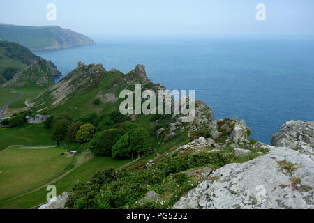 Tal der Felsen und Castle Rock in der von Hollerday Hügel auf der South West Coastal Path, Devon, England, UK. Stockfoto