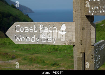 Holz- Wegweiser zu Woody Bay & Lynton auf der South West Coastal Path in Devon, England, UK. Stockfoto