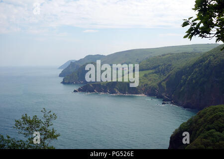 Blick nach Osten über Lee Bay zu Castle Rock im Tal der Felsen, Betriebspunkt und Lee Abbey auf dem South West Coastal Path, Devon, England, UK. Stockfoto