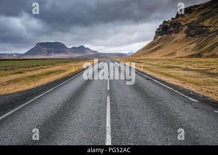 Leeren asphalt Brüllen in Island Stockfoto