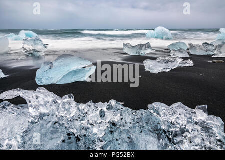 Iceblocks am schwarzen Sandstrand, Jokulsarlon Gletscher Stockfoto