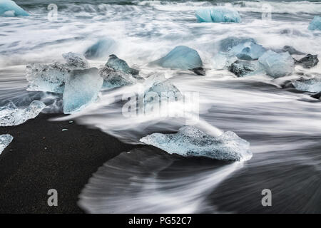 Iceblocks am schwarzen Sandstrand, Jokulsarlon Gletscher Stockfoto