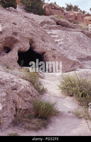 Prähistorische ave Tierheim, Tsankawi Cliff dwellings, Bandelier National Monument, New Mexico. Foto Stockfoto
