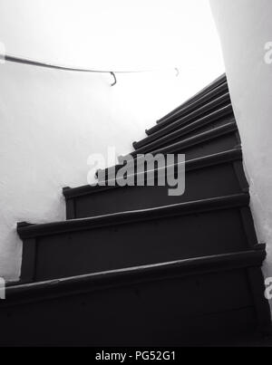 Dunkle und alte Treppe in Schwarz und Weiß Stockfoto