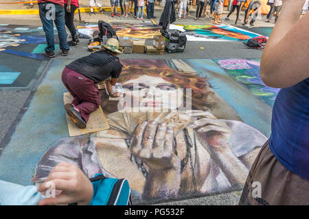 REDMOND, WA. /USA - 19. AUGUST 2018: Ein Künstler arbeitet an der Chalkfest Ereignis in Redmond, Washington. Die Lage ist Redmond Town Center. Stockfoto