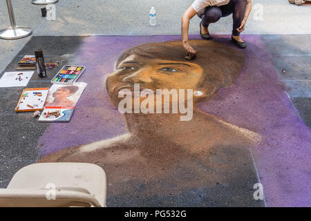 REDMOND, WA. /USA - 19. AUGUST 2018: Ein Künstler arbeitet an der Chalkfest Ereignis in Redmond, Washington. Die Lage ist Redmond Town Center. Stockfoto