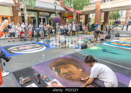 REDMOND, WA. /USA - 19. AUGUST 2018: Zuschauer genießen Sie Kunst an der Chalkfest Ereignis in Redmond, Washington. Die Lage ist Redmond Town Center. Stockfoto