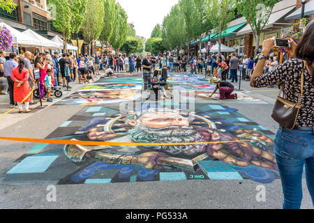 REDMOND, WA. /USA - 19. AUGUST 2018: Zuschauer genießen Sie Kunst an der Chalkfest Ereignis in Redmond, Washington. Die Lage ist Redmond Town Center. Stockfoto