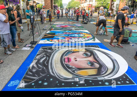 REDMOND, WA. /USA - 19. AUGUST 2018: Zuschauer genießen Sie Kunst an der Chalkfest Ereignis in Redmond, Washington. Die Lage ist Redmond Town Center. Stockfoto