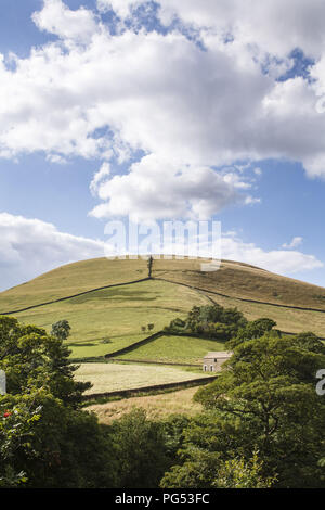 Englisch ländliche Szene von Feldern, die durch Trockenmauern getrennt auf einem Hügel in Alfreton, Derbyshire, UK Stockfoto