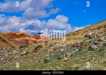 Blick auf unrealy schöne bunte Clay Cliffs Kyzyl Kinn und Kuray auf Hintergrund, Altai Gebirge, Russland Stockfoto