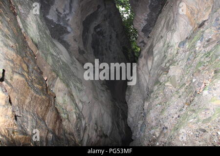 Räuber Höhle Dehradun Uttarakhand Indien. Auch als Guchu/Guchhu pani bekannt. Eines der besten Platz in Dehradun zu besuchen Stockfoto