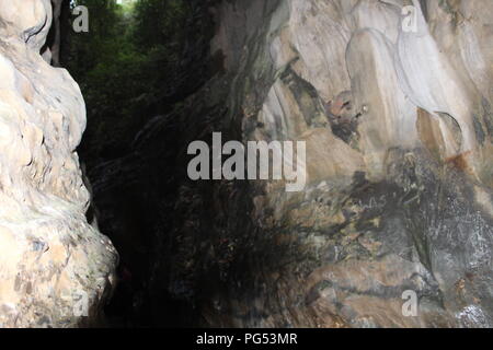 Räuber Höhle Dehradun Uttarakhand Indien. Auch als Guchu/Guchhu pani bekannt. Eines der besten Platz in Dehradun zu besuchen Stockfoto