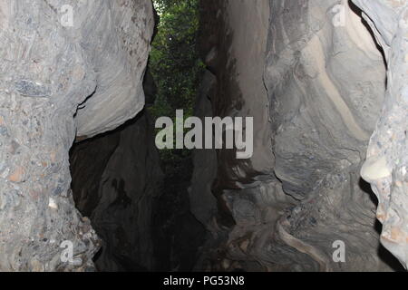 Räuber Höhle Dehradun Uttarakhand Indien. Auch als Guchu/Guchhu pani bekannt. Eines der besten Platz in Dehradun zu besuchen Stockfoto