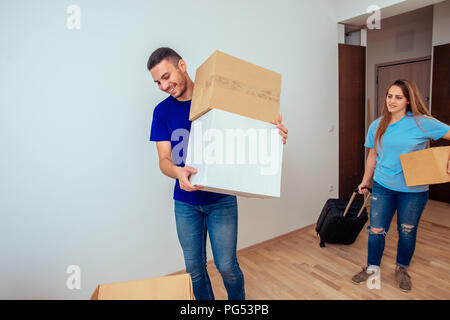 Freundliche Paar zieht in die neue Heimat halten carboard Boxen Stockfoto