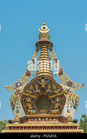 Eine buddhistische Stupa auf dem Hintergrund des blauen Himmels im Park das Kloster Kopan, Kathmandu, Nepal. Stockfoto