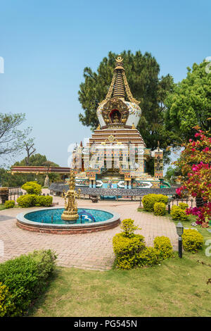 Stupa und der Brunnen im Park des buddhistischen Kloster Kopan, Kathmandu, Nepal. Stockfoto
