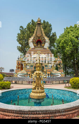 Stupa und der Brunnen im Park des buddhistischen Kloster Kopan, Kathmandu, Nepal. Stockfoto