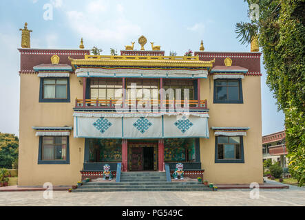 Eingang zu den wichtigsten Gompa, oder Tempel im buddhistischen Kloster Kopan, Kathmandu, Nepal. Stockfoto