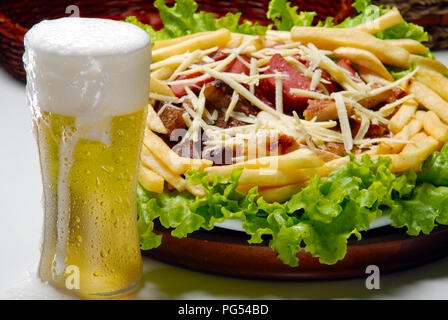 Bier mit Snacks, Pommes... Stockfoto