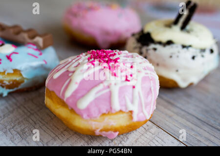 Verschiedene hausgemachte Gourmet Donuts Stockfoto