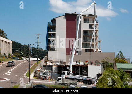 Gosford, New South Wales, Australien - 2 November. 2017: Konstruktion und Bau Stand 28. Das Pumpen von Beton auf Neue home Einheiten, bei 47 Stockfoto