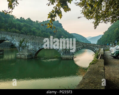 "Ponte della Maddalena" Brücke aka Ponte del Diavolo (Devils Bridge) in Borgo a Mozzano über den Fluss Serchio in der Provinz Lucca in der Toskana, Italien Stockfoto