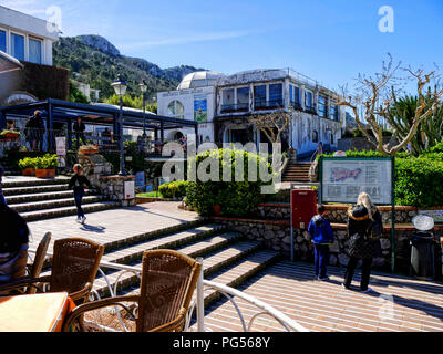 Der Hauptplatz von Anacapri mit dem Sessellift auf den Monte Solara. Dieser Sessellift nimmt Touristen bis zum höchsten Punkt in Anacapri auf der Insel Capri Stockfoto