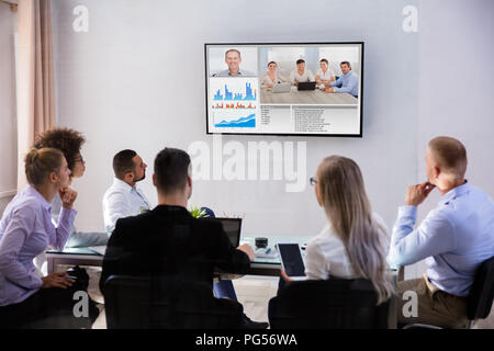 Gruppe der Geschickte Geschäftsleute Videokonferenzen im Konferenzraum. Stockfoto