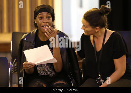 Die Teilnehmer sammeln ihre GCSE Ergebnisse bei Lade Globus Akademie im Süden Londons. Stockfoto