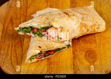 Wrap Tortilla mit Garnelen und Gemüse Stockfoto