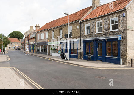 Die Florin, Norfolk Wohnküche, Herr Chips, Labas und andere Geschäfte entlang Thetford Marktplatz von der Kreuzung der Pike Lane. Hingegen Ungeschärft Stockfoto