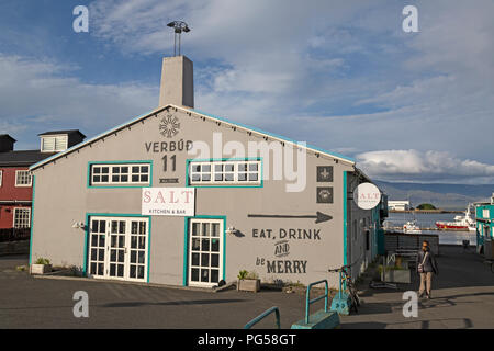 Salz Küche & Bar ist ein von einer Familie geführtes Restaurant am Alten Hafen in Reykjavik seving isländische Küche. Stockfoto