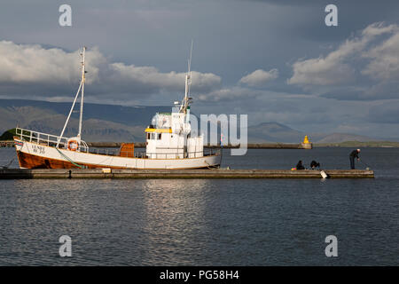 Ein kleines Fischerboot in der Marina in Reykjavik in Island. Stockfoto