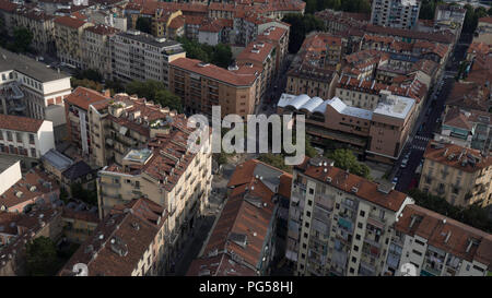 August 2018: Luftaufnahme der Stadt Kreuzung mit zahlreichen hohen Gebäuden von 6 auf 8 Etagen. August 2018 in Turin Stockfoto