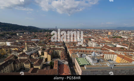 August 2018: Luftaufnahme der Stadt und Turm, im Bau, der Region Piemont. Der Wolkenkratzer wird von der römische Architekt Fuksas entworfen. Stockfoto