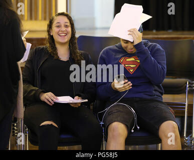 Die Teilnehmer sammeln ihre GCSE Ergebnisse bei Lade Globus Akademie im Süden Londons. Stockfoto