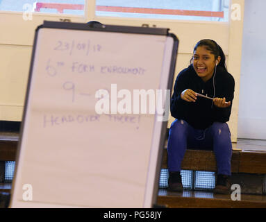 Die Teilnehmer sammeln ihre GCSE Ergebnisse bei Lade Globus Akademie im Süden Londons. Stockfoto