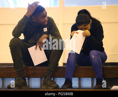 Die Teilnehmer sammeln ihre GCSE Ergebnisse bei Lade Globus Akademie im Süden Londons. Stockfoto