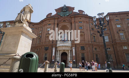 August 2018: Eingang des Palastes der Fürsten von Carignano, der erste Sitz des italienischen Parlaments. Viele Touristen den Risorg Foto Stockfoto