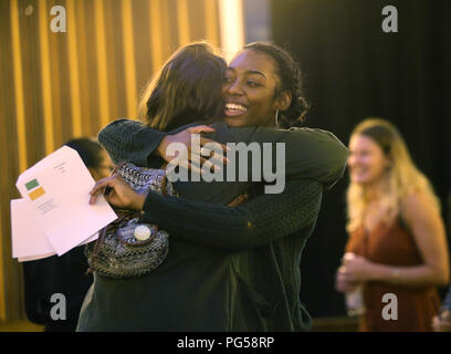 Studenten Umarmung nach dem Sammeln ihrer GCSE Ergebnisse bei Lade Globus Akademie im Süden Londons. Stockfoto