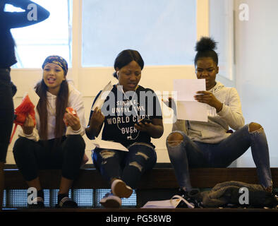 Die Teilnehmer sammeln ihre GCSE Ergebnisse bei Lade Globus Akademie im Süden Londons. Stockfoto