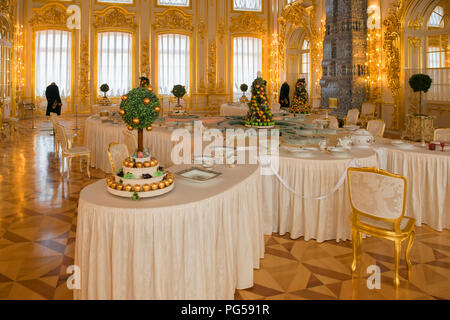 St. Petersburg, Russland - 19 AUGUST 2017: Einrichtung von Hermitage Pavillon im Park von Zarskoje Selo Katharina mit seinen berühmten Speisen mechanische Tabl Stockfoto